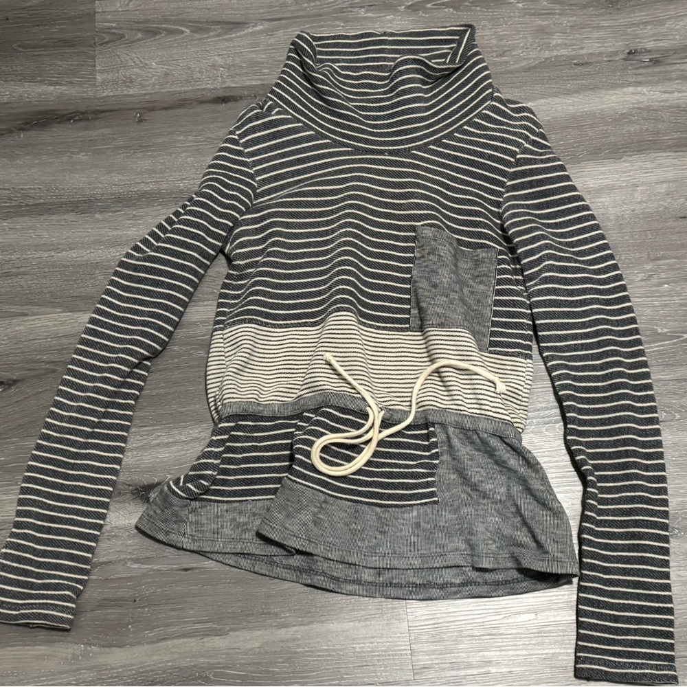 Elegant Striped Turtleneck Sweater in Gray and Cream